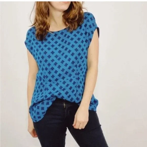 Cabi Blue Split Back Foulard Short Sleeve Blouse Geometric Shirt Top 3274 Sz M - Picture 2 of 9